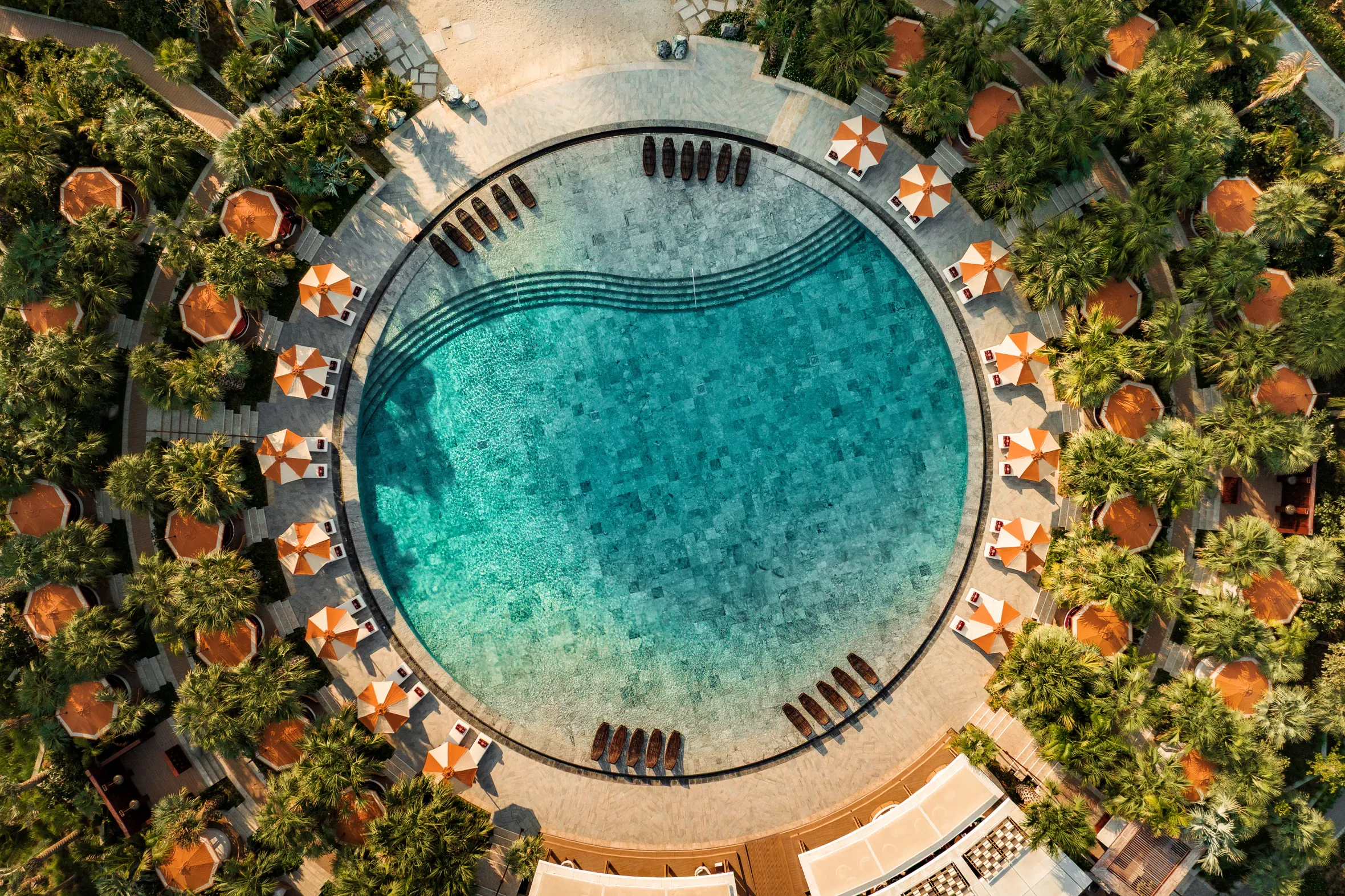 Басейн Jumeirah Marsa Al Arab серед пальм, вид згори