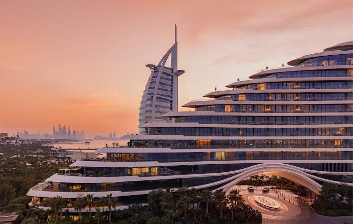 Jumeirah Marsa Al Arab на заході сонця, з видом на Burj Al Arab