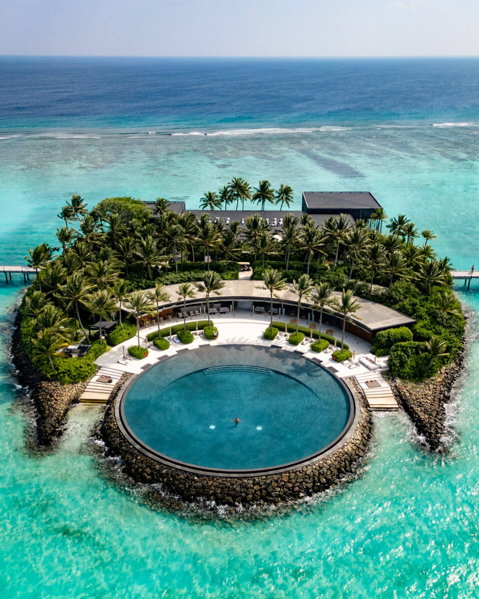 Круглий басейн The Ritz-Carlton Maldives серед бірюзової лагуни, вид згори