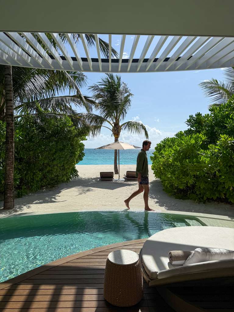 Приватний басейн і тераса вілли The Ritz-Carlton Maldives з виходом до пляжу